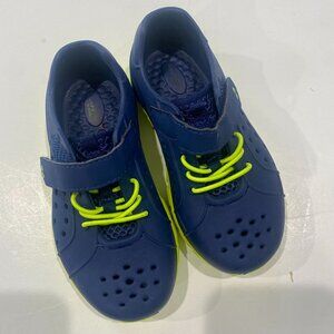 Surprize by Stride Rite NWOT boy's TEX size 8 water shoes, in navy/yellow.